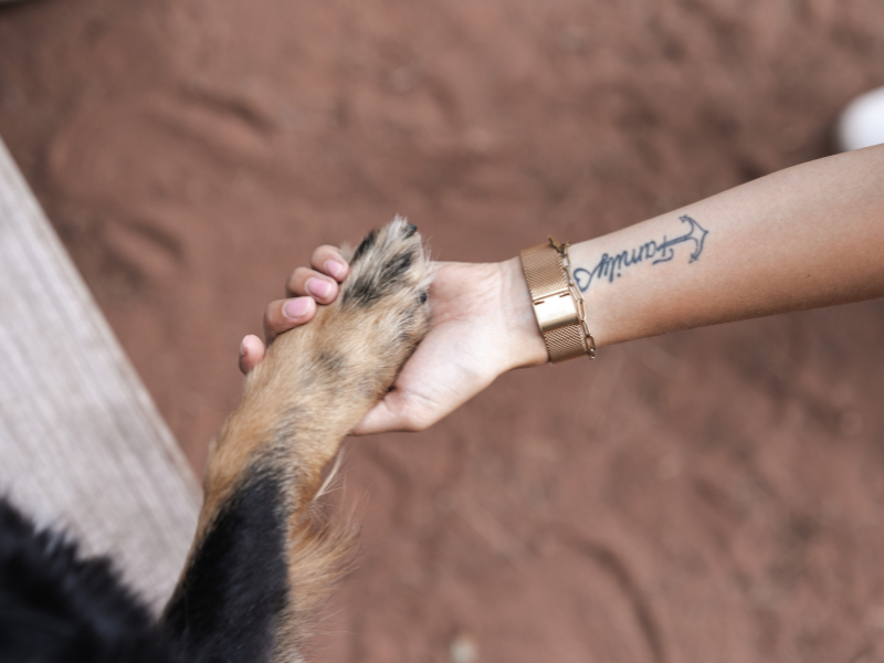 Eine junge Frau mit einem Tattoo mit dem Schriftzug 